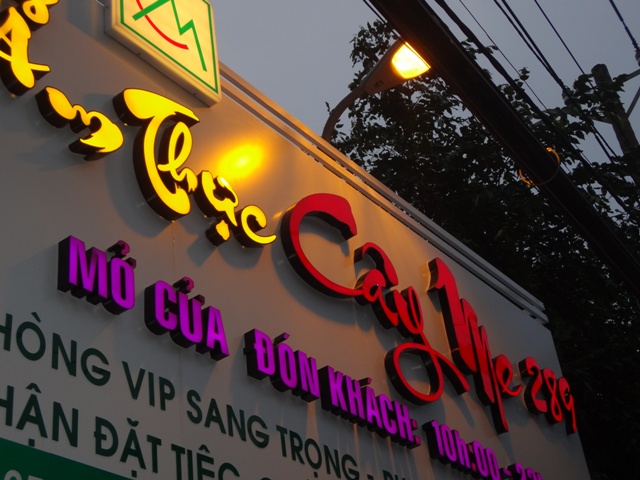 Làm bảng hiệu chữ nổi alu đẹp tại HCM 